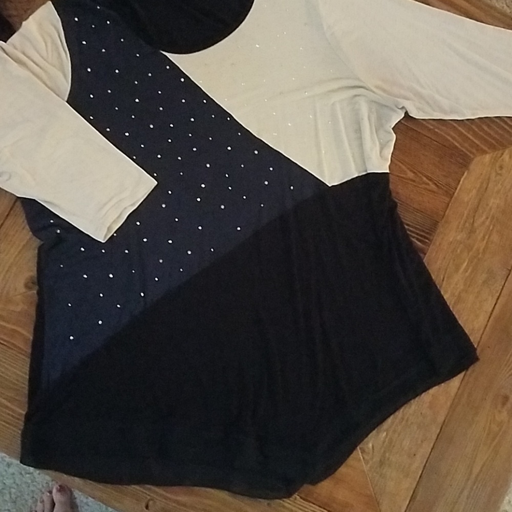Long Sleeve Handkerchief Hem Top.
